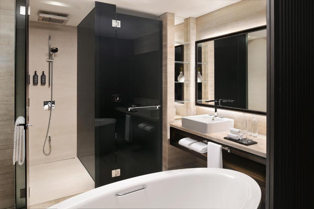 حمام هتل SHERATON GRAND دبی